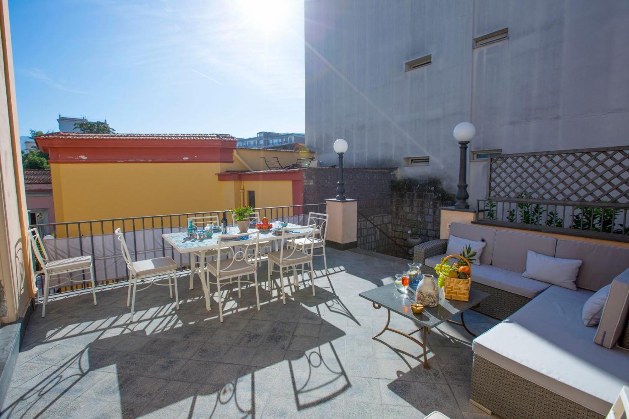 Amore Rentals - Appartamento Terrazza Tasso Sorrento Bagian luar foto